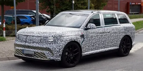 Genesis GV90: преміальний електрокросовер помічено на тестах