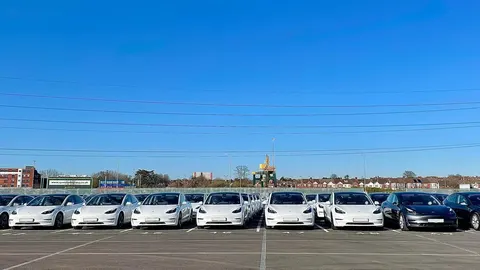 Tesla відкликає майже 3 млн авто через дверні ручки: деталі