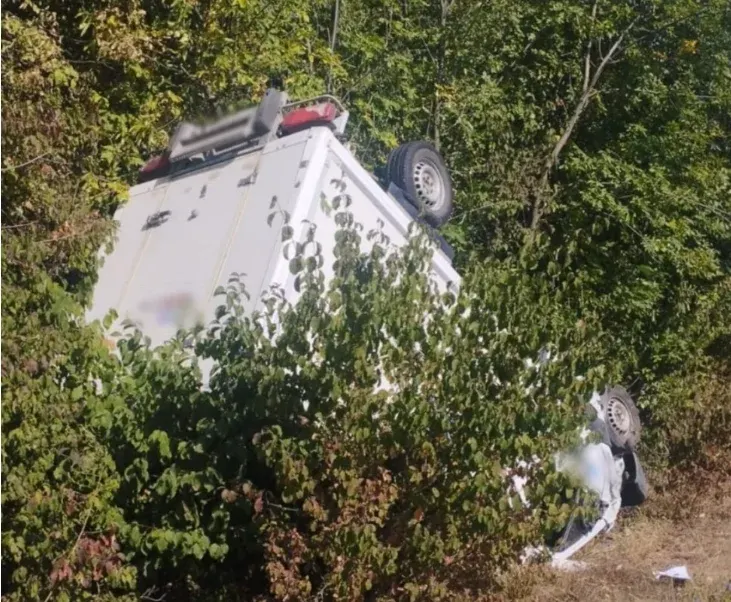 Mercedes злетів з дороги й перекинувся на Буковині: водій у лікарні