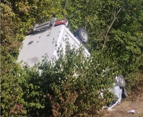 Mercedes злетів з дороги й перекинувся на Буковині: водій у лікарні