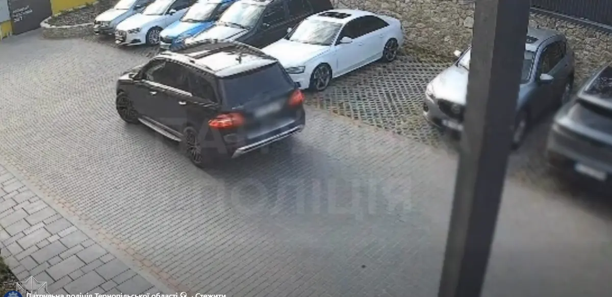 У Тернополі водій Mercedes врізався в Mazda та втік, але очевидець усе бачив