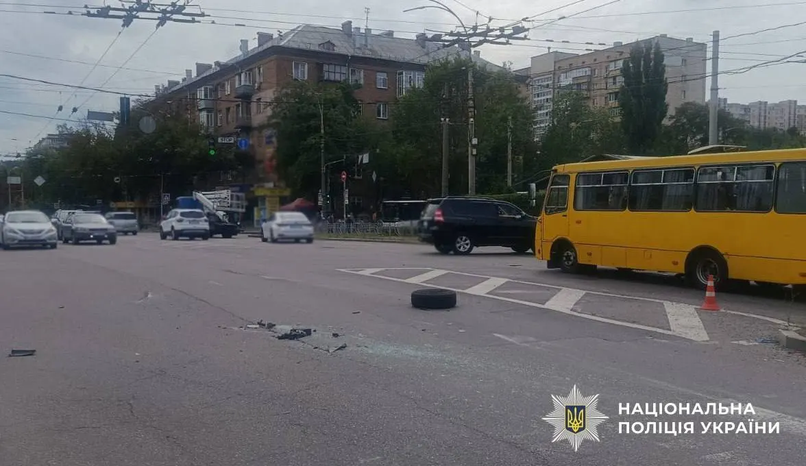Мікроавтобус на маячках протаранив Toyota Prius у Києві: 8 постраждалих