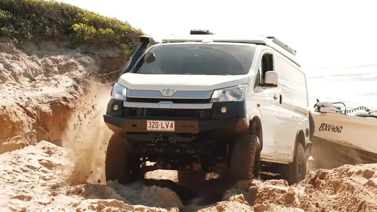 Toyota HiAce отримав шасі від Land Cruiser: вийшов позашляховий автодім