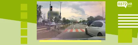 У Чернівцях патрульні зупинили BMW, водій якого проігнорував пішоходів на перехо