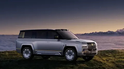 BYD Yangwang U8L Snowcrest Edition: золотий гібрид за $266 600, який їздить боко