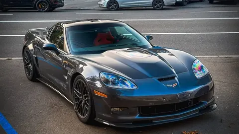 Corvette ZR1: 638 сил і вікно в капоті помітили в Києві