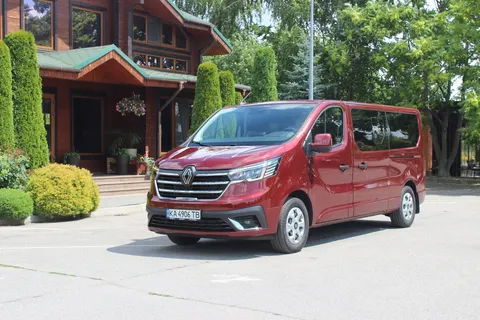 Renault Trafic: високий, місткий і дуже економний