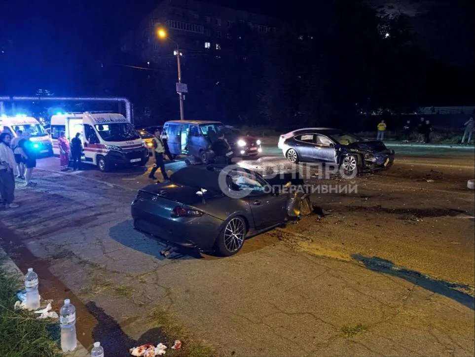 У Дніпрі Mazda MX-5 розтрощила чотири авто, серед них дві Tesla