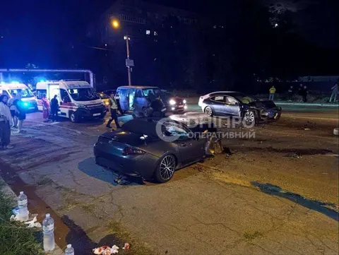 У Дніпрі Mazda MX-5 розтрощила чотири авто, серед них дві Tesla