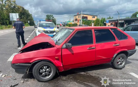 Зіткнення Mercedes та ВАЗ на Калуському шосе: четверо травмованих