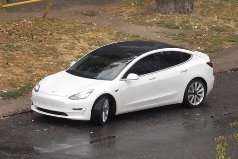 Tesla відкликає 3 млн авто через дверні ручки, що стають пасткою при ДТП