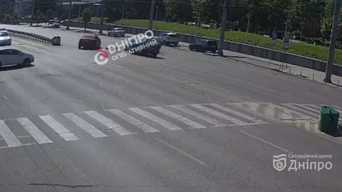 У Дніпрі на Слобожанському проспекті зіткнулися Renault та BYD: подробиці
