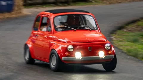 Fiat 500 перетворили на ралійний рестомод: що всередині