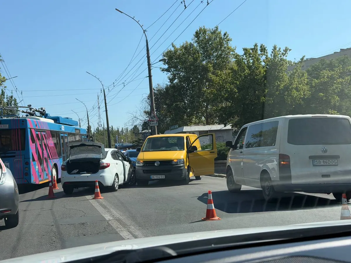 У Миколаєві Volkswagen зіткнувся з Kia: водій втратив свідомість за кермом