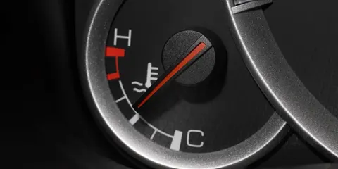 Чому двигун закипає у міських заторах: головні причини та поради