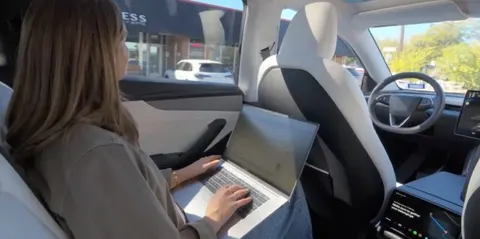 У застосунку Tesla знайшли натяк на роботаксі замість підмінного авто