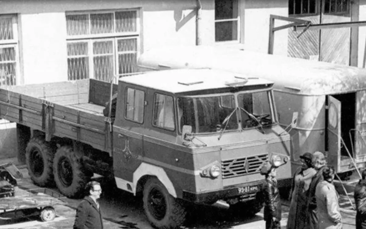 Кінотехніка з України: автобус і вантажівка для зйомок на шасі ЗІЛ-131