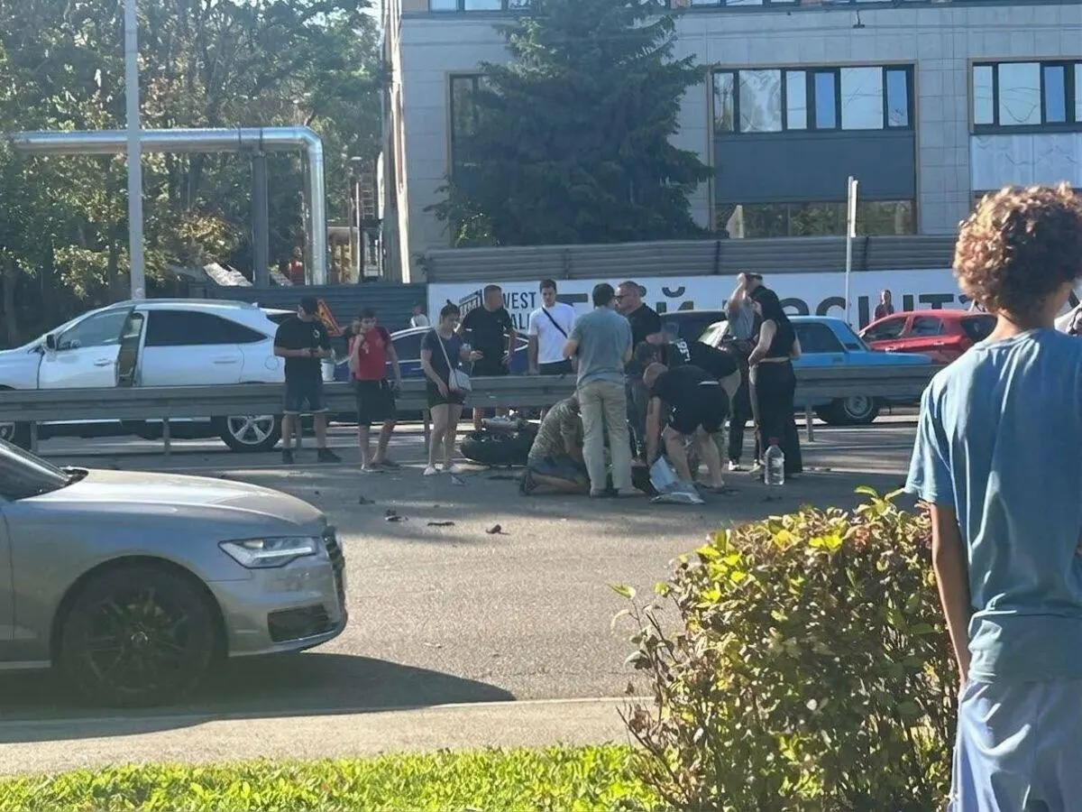 Потрійна ДТП на Набережній Перемоги: авто та два мотоцикли, є постраждалі