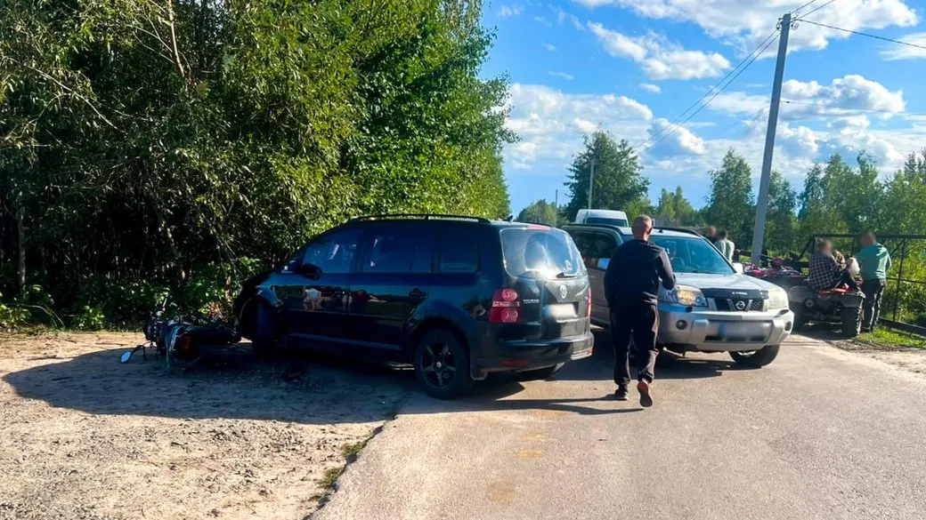 На Рівненщині 18-річний мотоцикліст без прав і шолома врізався в авто: троє травмованих