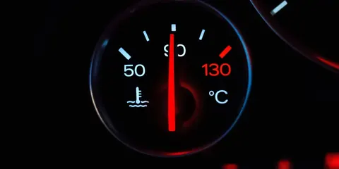 Перегрів у пробці: чому двигун гріється лише в заторі та що робити