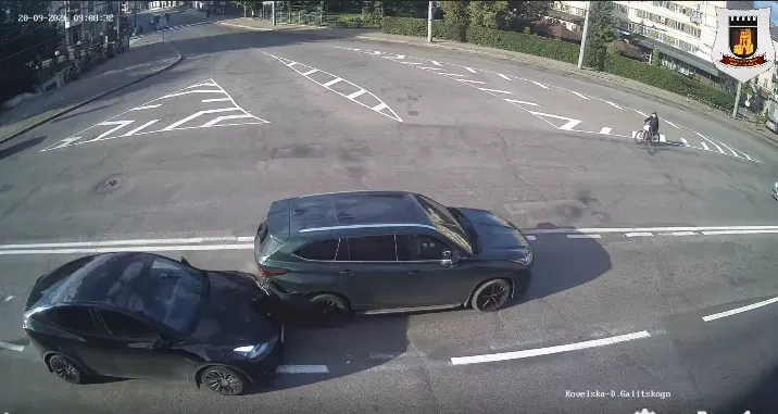 У Луцьку Tesla наздогнала Toyota: момент зіткнення на Ковельській зняли камери «Безпечного міста»