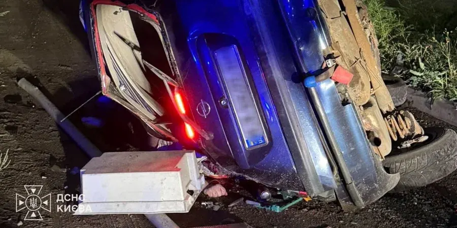У Києві Opel злетів із мосту на Промисловій: водій загинув