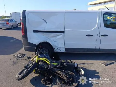 Зіткнення Renault Trafic і мотоцикла Tekken біля Львова: постраждалий у лікарні