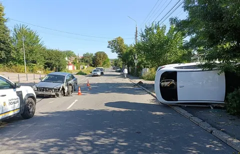 Дві аварії за ранок у Вінниці: Toyota перекинулася, водій — у лікарні