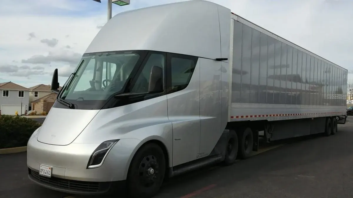 Tesla отримала рекордне замовлення на 500 електровантажівок Semi від шведської Einride