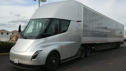 Tesla отримала рекордне замовлення на 500 електровантажівок Semi від шведської E
