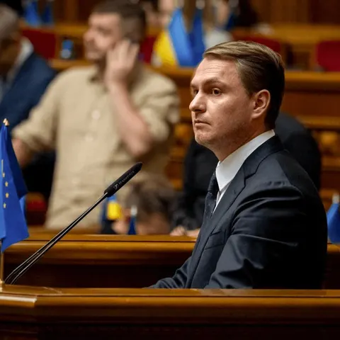 Кравченко виїхав за кордон на преміуммінівені, хоч у наказі було службове авто
