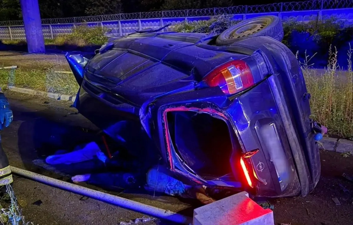 У Києві Opel злетів з мосту на Промисловій: водій загинув