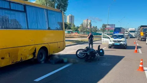 Смертельна ДТП на Броварському проспекті: бус розвертався через подвійну суцільн