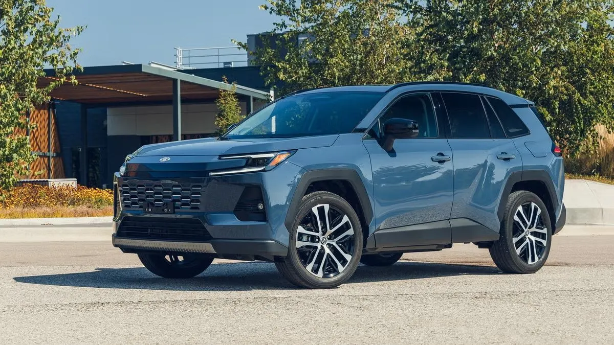 Липневий авторинок просідає, але Toyota RAV4 рве рейтинги