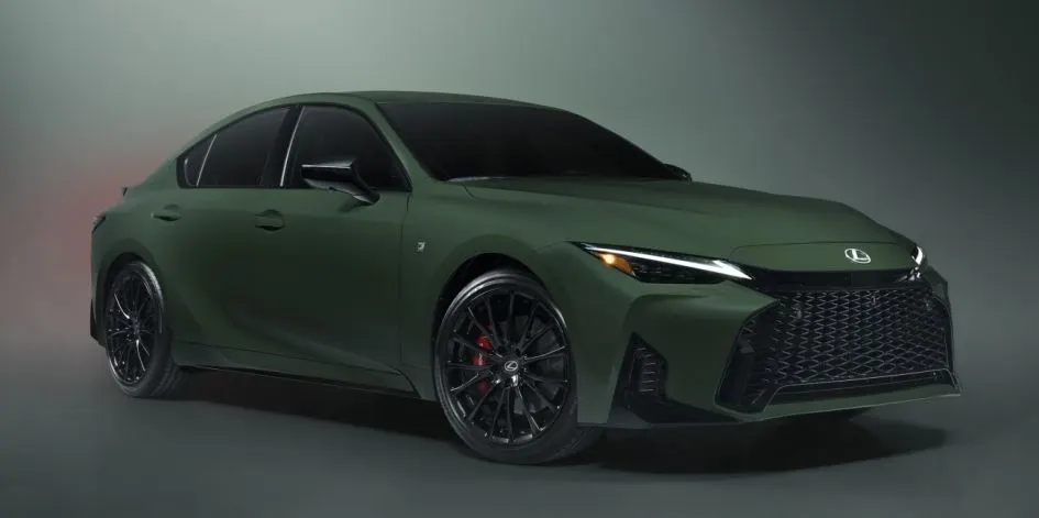 Lexus IS 2027: спецверсія до ювілею з новим кольором Envious