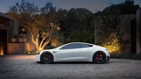 Tesla знову бере 50 тисяч доларів за Roadster, якого досі ніхто не бачив