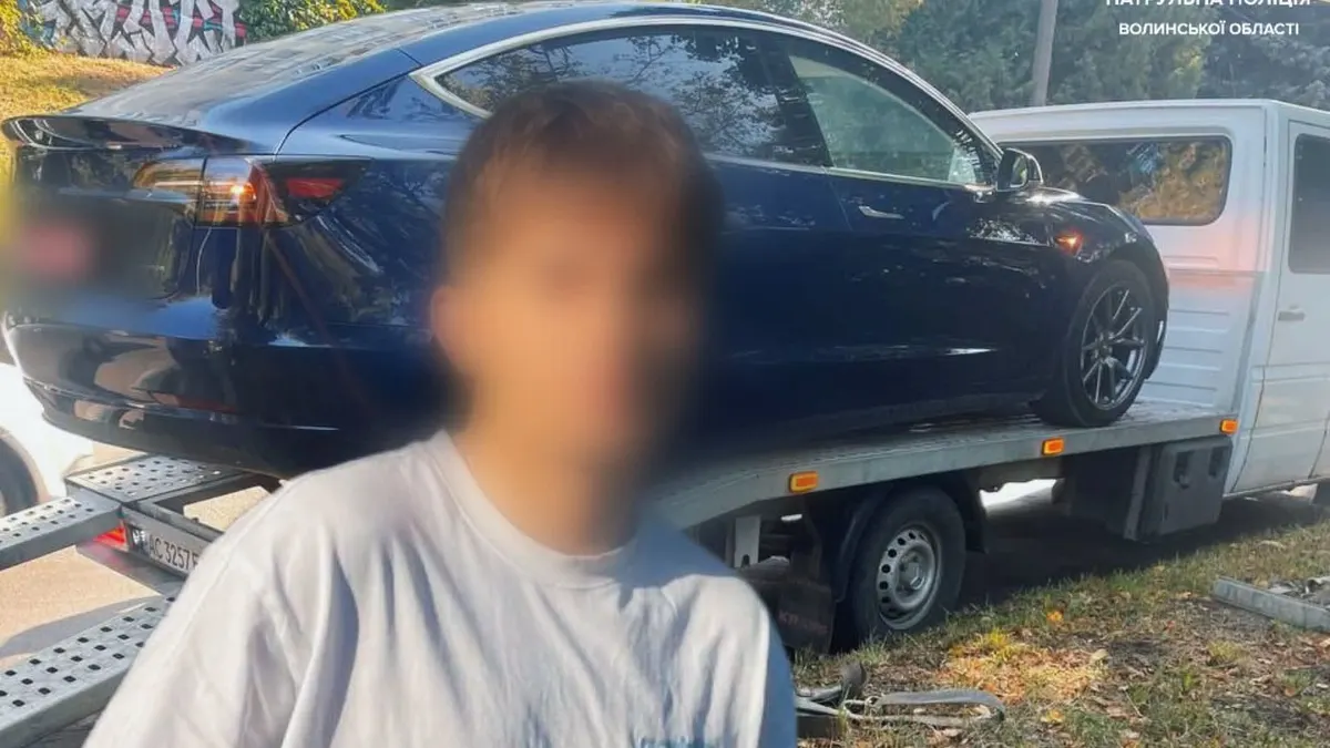 Неповнолітній за кермом Tesla: у Луцьку патрульні зупинили порушника