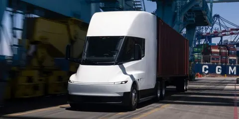Дизель по $6 за галон: чи встигне Tesla Semi скористатися моментом