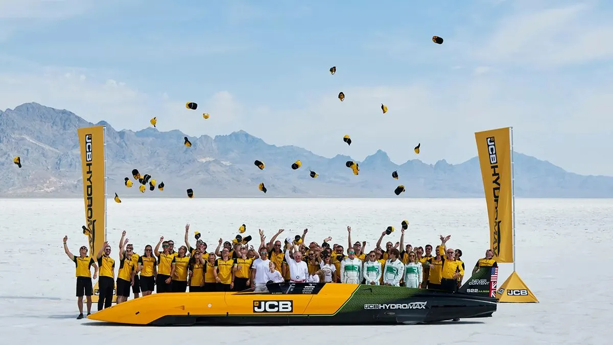 JCB Hydromax: новий світовий рекорд швидкості на водні