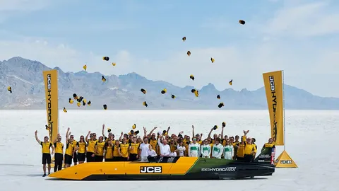JCB Hydromax: новий світовий рекорд швидкості на водні