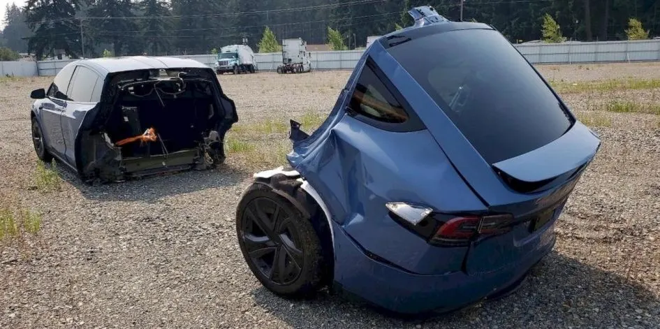 Tesla Model X розірвало надвоє: авто продають на аукціоні за $10 200