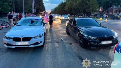 Наїзд двох BMW у Львові: пішоходи переходили дорогу на червоне, водії були тверезі