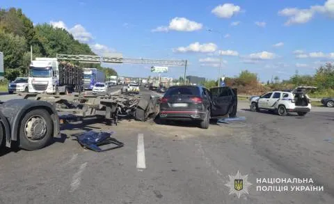 На трасі Київ – Чоп під Львовом зіткнулися Scania та Tiguan: водія кросовера госпіталізували