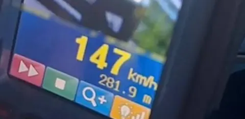 BMW на 147 км/год у селищі: на Тернопільщині оштрафували 22-річну водійку