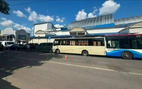 Водій переплутав педалі: у Тернополі маршрутка зібрала 8 авто в одну ДТП