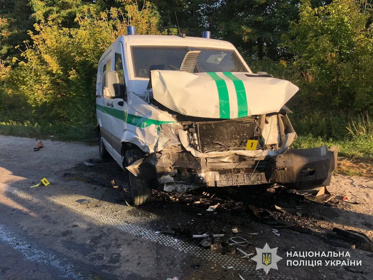 Зіткнення з інкасаторським Mercedes на трасі Київ–Чоп: семеро постраждалих