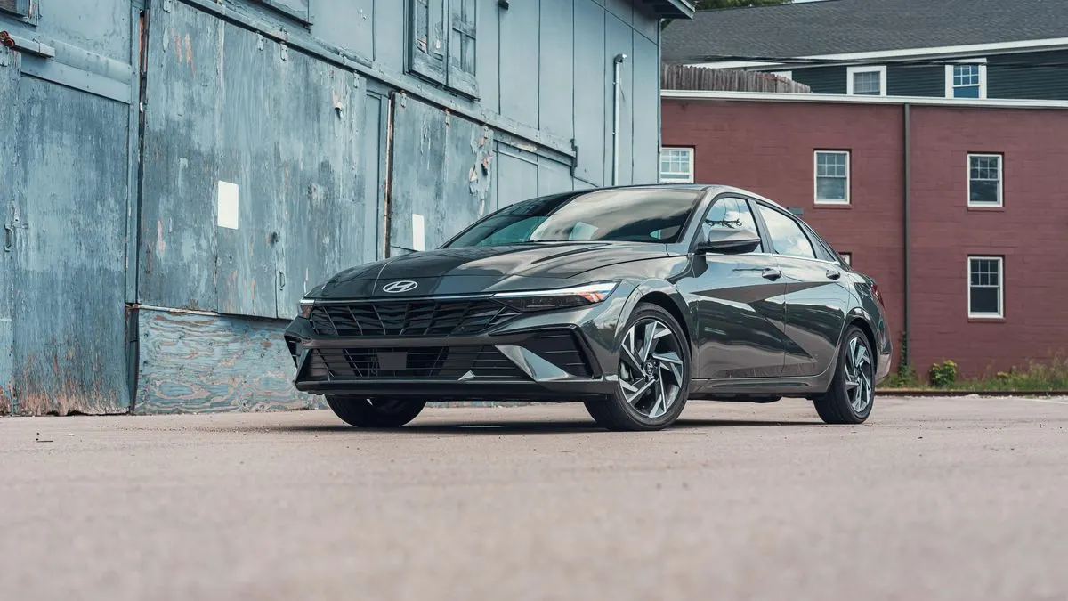 Hyundai Elantra Hybrid: дешевша за Prius, але з компромісами