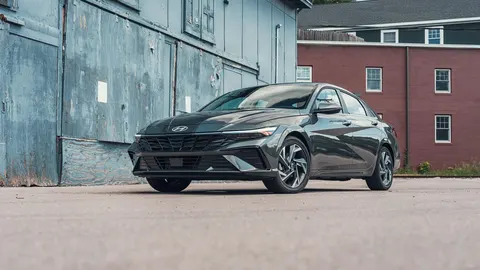 Hyundai Elantra Hybrid: дешевша за Prius, але з компромісами
