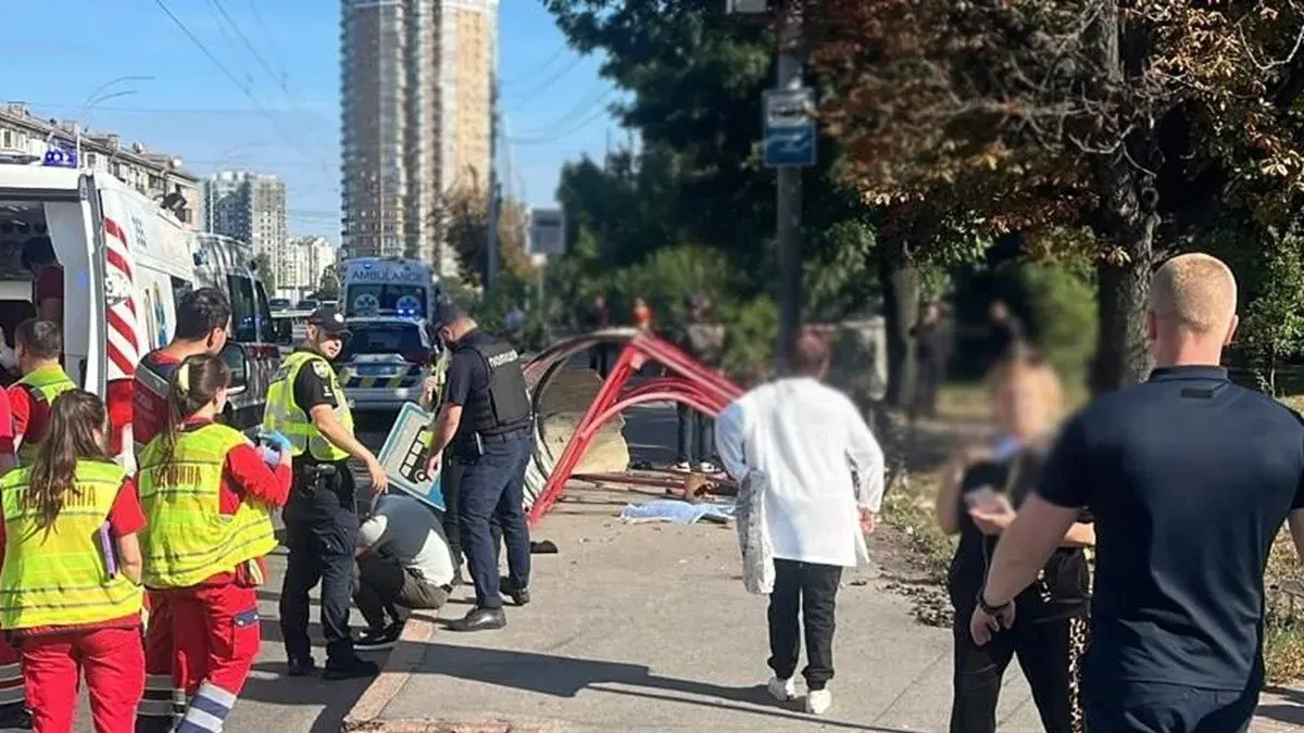 У Києві Volkswagen на швидкості зніс зупинку: двоє загиблих, четверо поранених