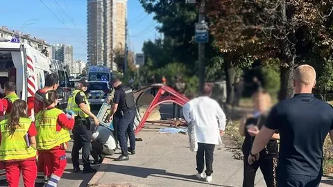 У Києві Volkswagen на швидкості зніс зупинку: двоє загиблих, четверо поранених